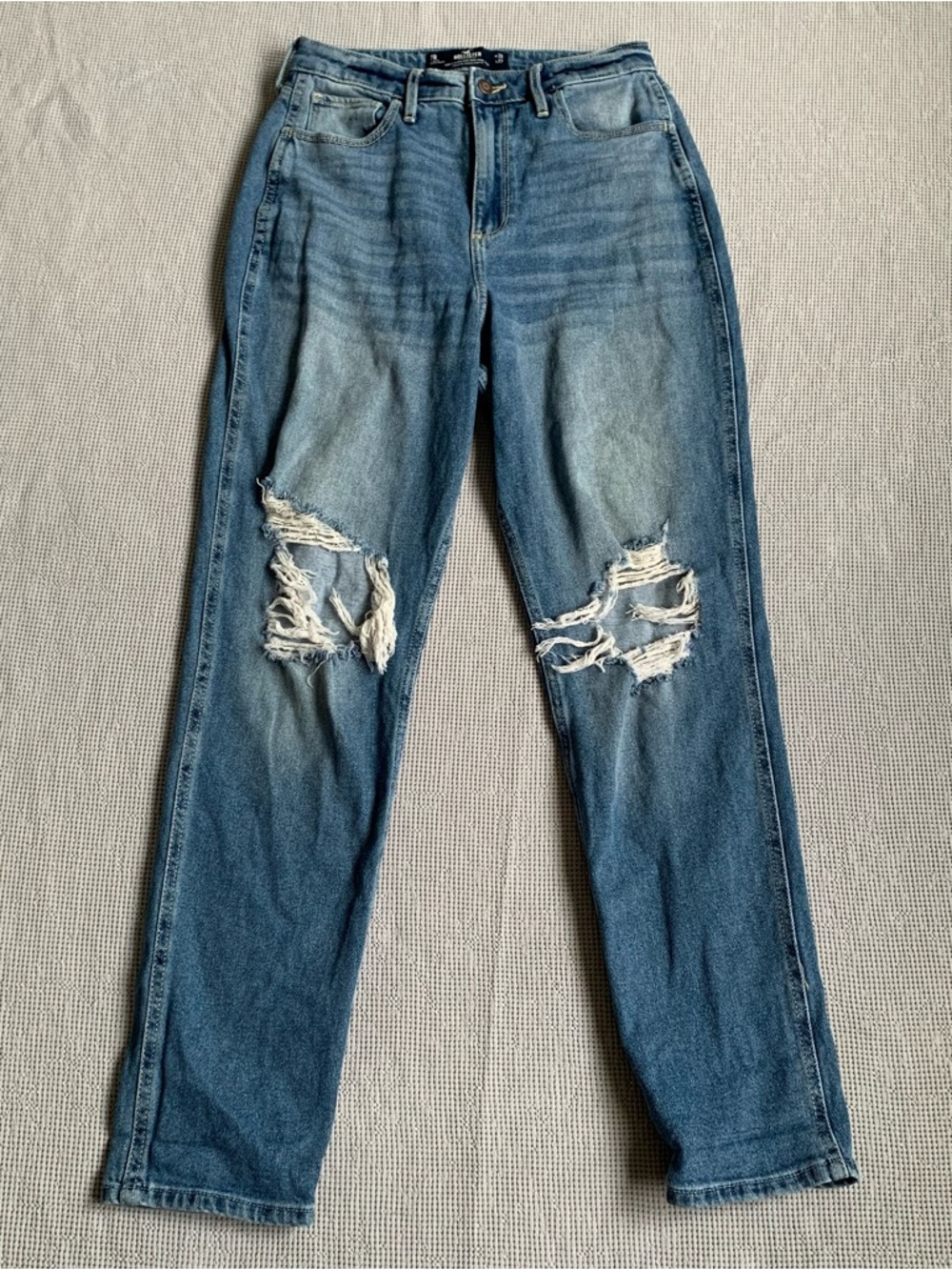 Hollister Curvy Ultra High-Rise Mom Jeans Medium‎ Wash Distressed 7R W28 L27